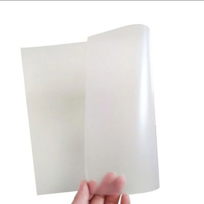 โปลิคาร์บอเนต Pc Core Sheet ที่มิตรต่อสิ่งแวดล้อม สําหรับการผลิตแผ่นการ์ดที่ไม่มีการติดต่อ