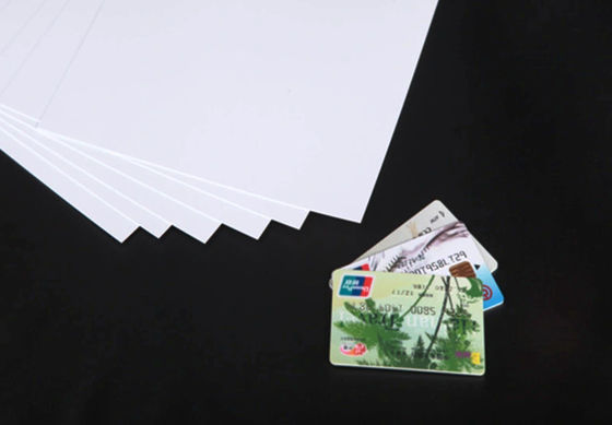 วัสดุโปร่ง A4 PC การเลือกที่สมบูรณ์แบบสําหรับผลิตภัณฑ์บัตรบัตรประชาชนพอลิการ์บอเนต