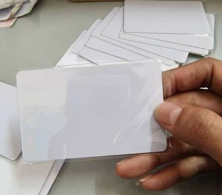 ขนาดสี่เหลี่ยม ≤1mm/m บัตรพลาสติกพีวีซี HP Indigo การพิมพ์ดิจิตอล