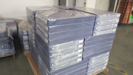 ฟิล์มเคลือบพีวีซีเคลือบโปร่งใสมีความหนา 0.04-1.0 มม. และระดับการยึดเกาะที่แข็งแกร่งสำหรับการเคลือบบัตรพลาสติก