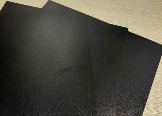 แผ่นแกนพลาสติก PC โพลีคาร์บอเนตสีดำเป็นมิตรกับสิ่งแวดล้อมสะท้อนแสงสำหรับการ์ด