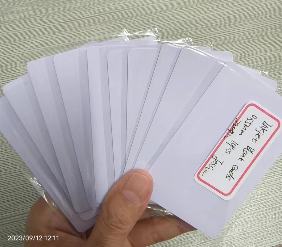 การ์ดพีวีซีที่พิมพ์ได้ด้วยเครื่องพิมพ์หมึกสีขาว Cr 80 0.4mm 0.5mm สําหรับการผลิตการ์ด