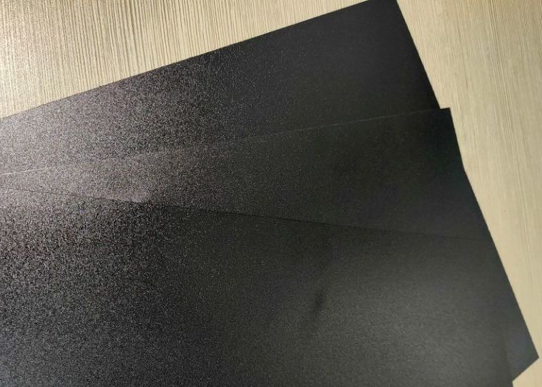 แผ่นแกนพลาสติก PC โพลีคาร์บอเนตสีดำเป็นมิตรกับสิ่งแวดล้อมสะท้อนแสงสำหรับการ์ด